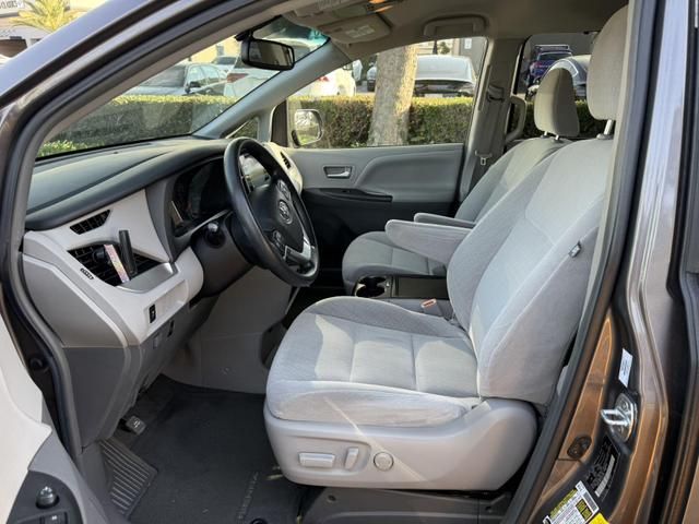 2017 Toyota Sienna LE