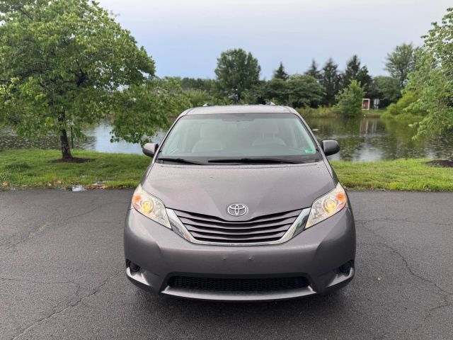 2017 Toyota Sienna LE