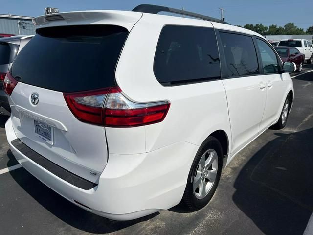 2017 Toyota Sienna LE