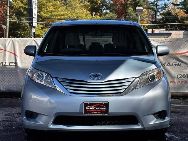 2017 Toyota Sienna LE