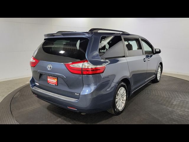 2017 Toyota Sienna XLE Auto Access Seat