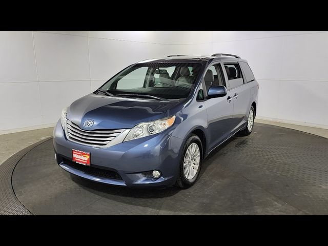 2017 Toyota Sienna XLE Auto Access Seat