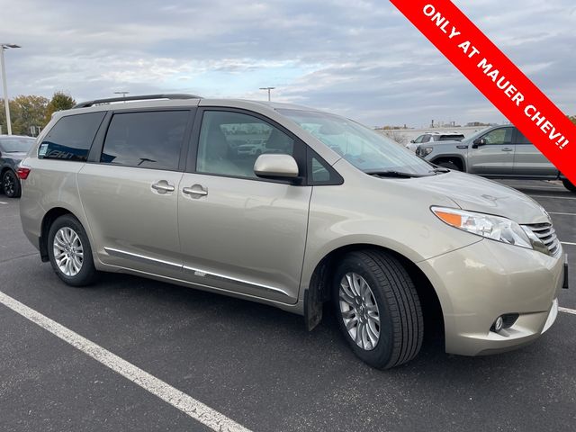 2017 Toyota Sienna XLE Auto Access Seat