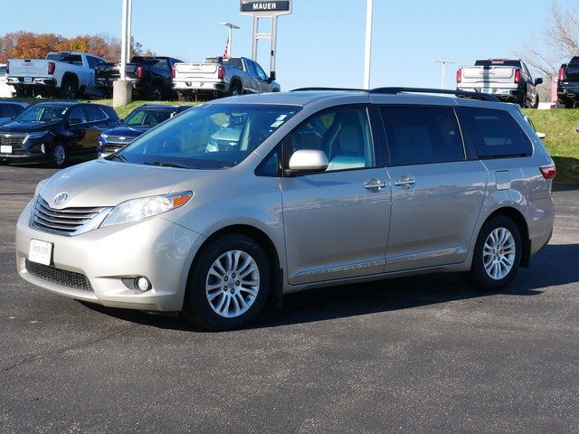 2017 Toyota Sienna XLE Auto Access Seat