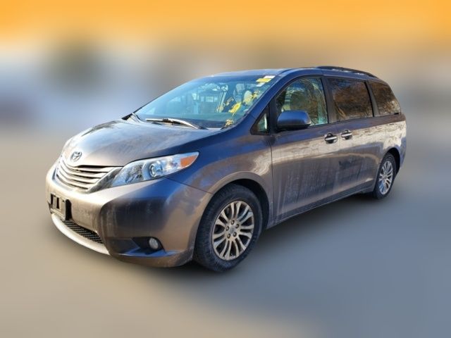 2017 Toyota Sienna XLE Auto Access Seat