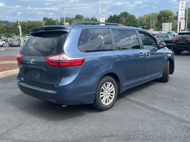 2017 Toyota Sienna 