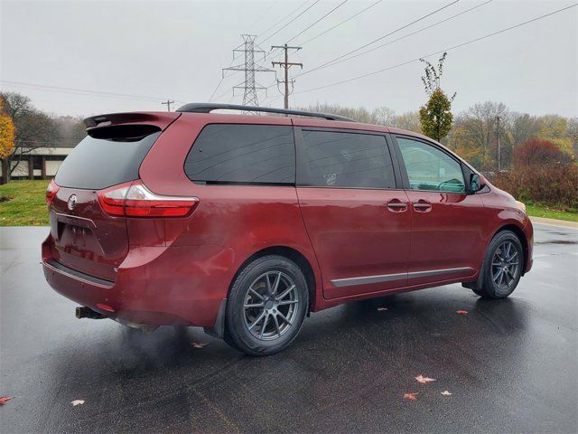 2017 Toyota Sienna XLE