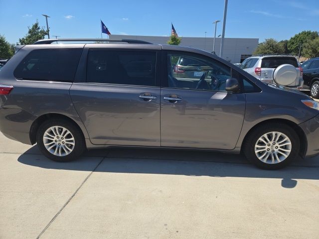 2017 Toyota Sienna XLE