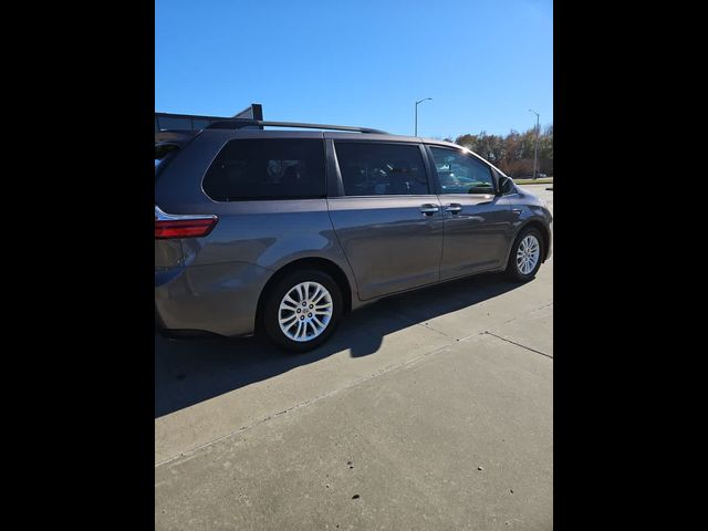 2017 Toyota Sienna XLE