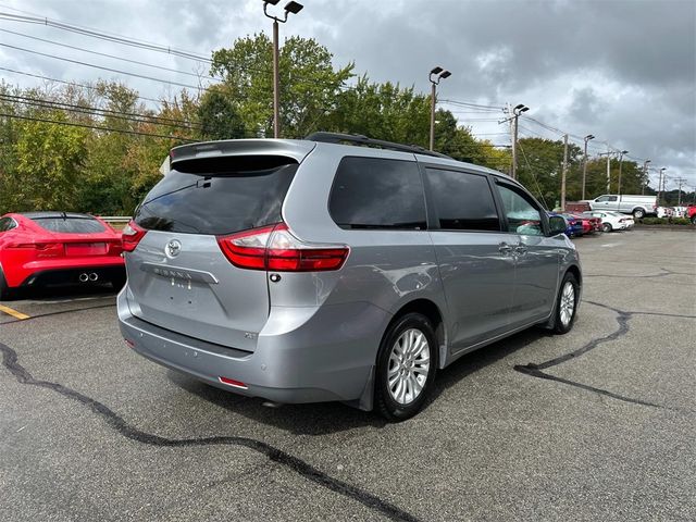 2017 Toyota Sienna XLE Auto Access Seat