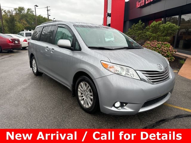 2017 Toyota Sienna XLE Auto Access Seat