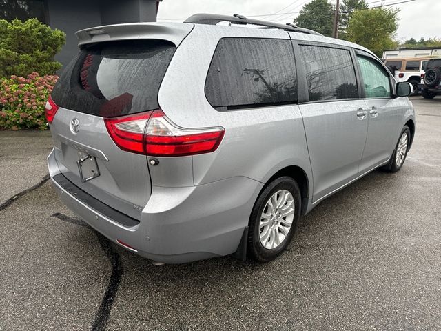 2017 Toyota Sienna XLE Auto Access Seat