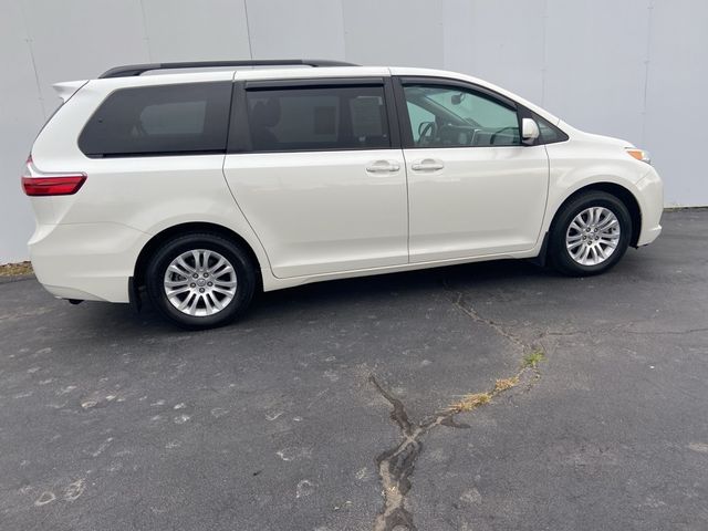 2017 Toyota Sienna XLE