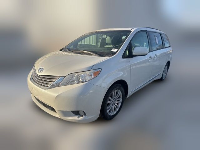 2017 Toyota Sienna XLE Auto Access Seat