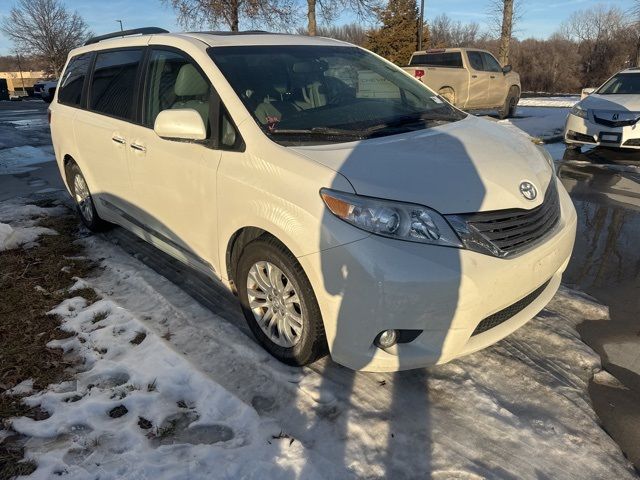 2017 Toyota Sienna XLE Auto Access Seat