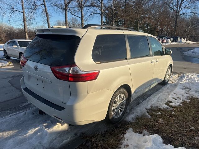 2017 Toyota Sienna XLE Auto Access Seat