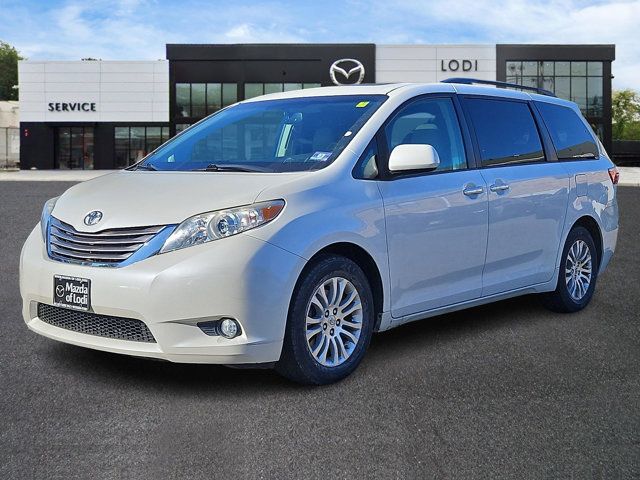 2017 Toyota Sienna XLE Auto Access Seat