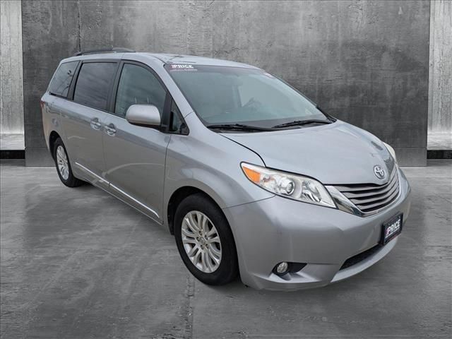 2017 Toyota Sienna XLE