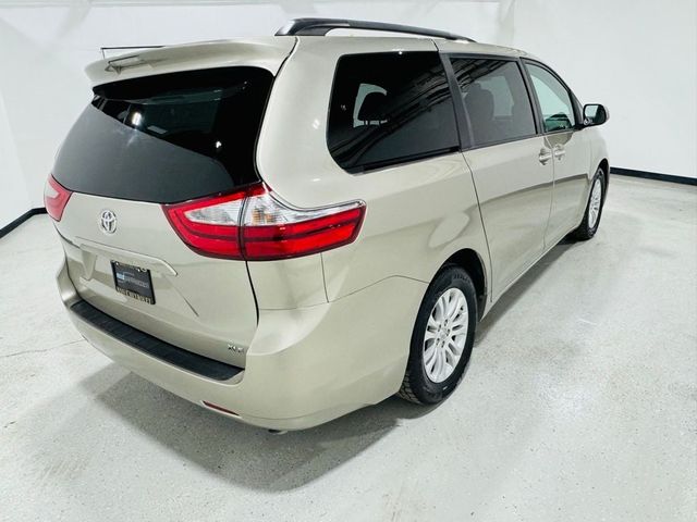 2017 Toyota Sienna XLE Auto Access Seat