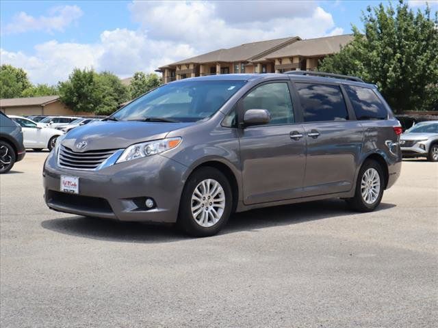 2017 Toyota Sienna XLE Auto Access Seat