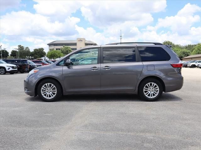 2017 Toyota Sienna XLE Auto Access Seat