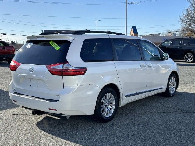 2017 Toyota Sienna XLE Auto Access Seat