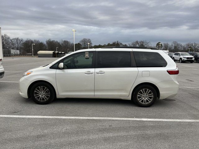 2017 Toyota Sienna XLE Auto Access Seat