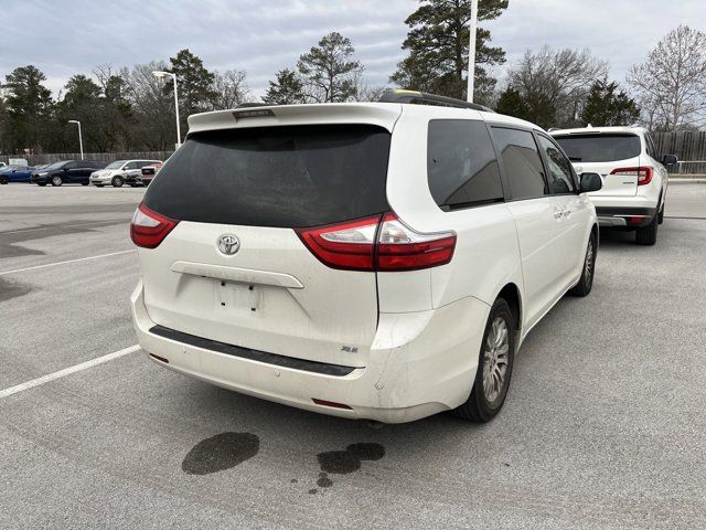 2017 Toyota Sienna XLE Auto Access Seat