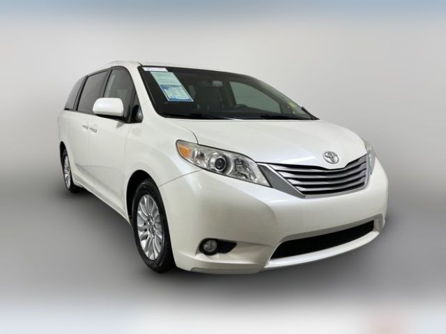 2017 Toyota Sienna XLE Auto Access Seat