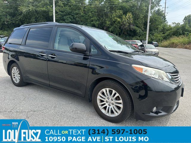 2017 Toyota Sienna XLE Auto Access Seat