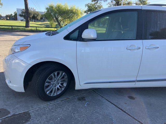 2017 Toyota Sienna XLE Auto Access Seat