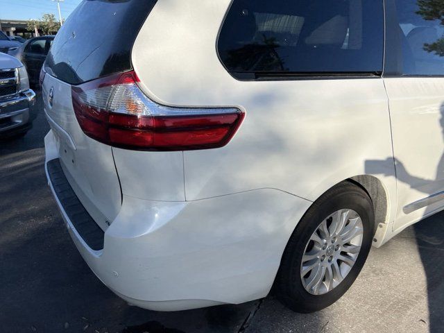 2017 Toyota Sienna XLE Auto Access Seat