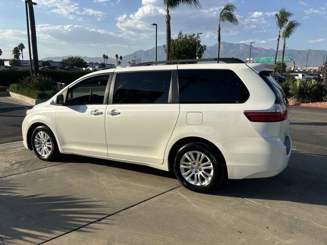 2017 Toyota Sienna XLE Auto Access Seat