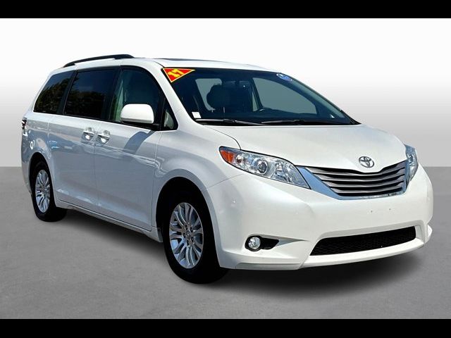 2017 Toyota Sienna XLE Auto Access Seat