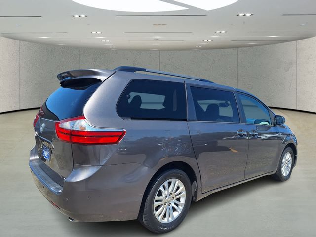 2017 Toyota Sienna XLE Auto Access Seat
