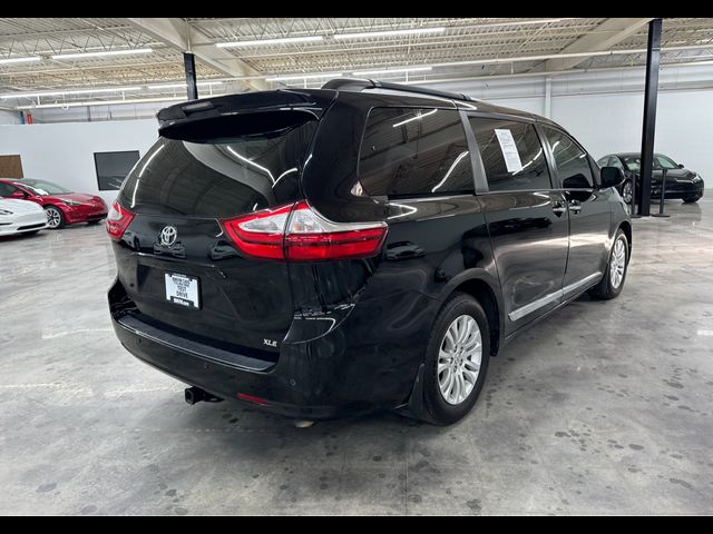 2017 Toyota Sienna XLE Auto Access Seat