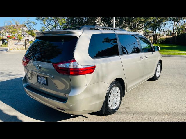 2017 Toyota Sienna XLE Auto Access Seat