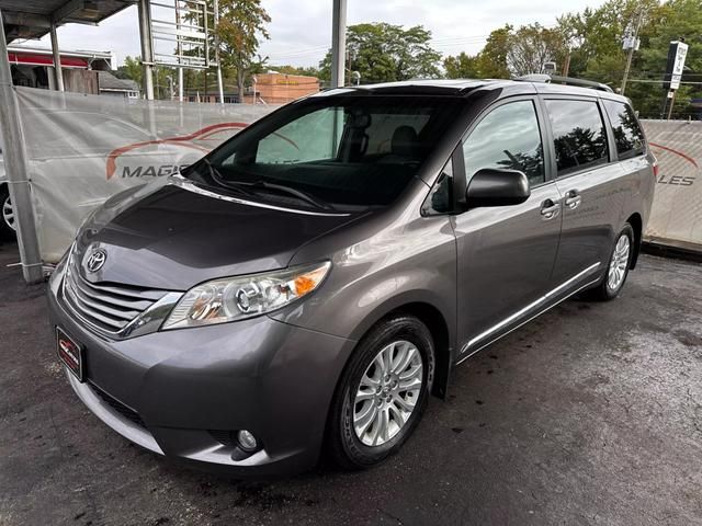 2017 Toyota Sienna XLE