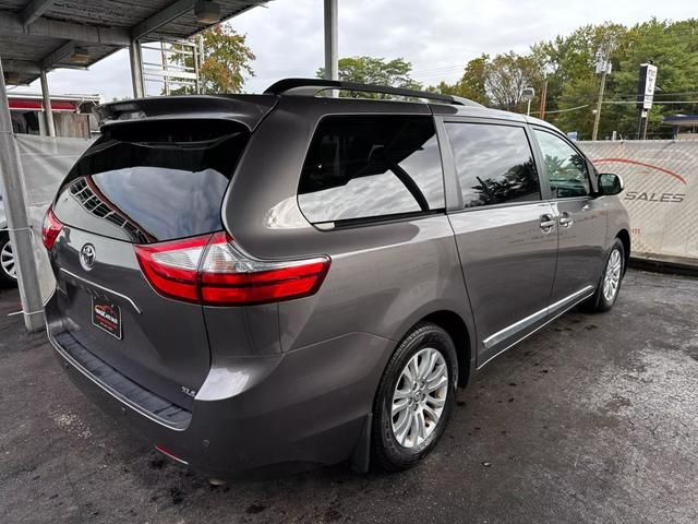 2017 Toyota Sienna XLE