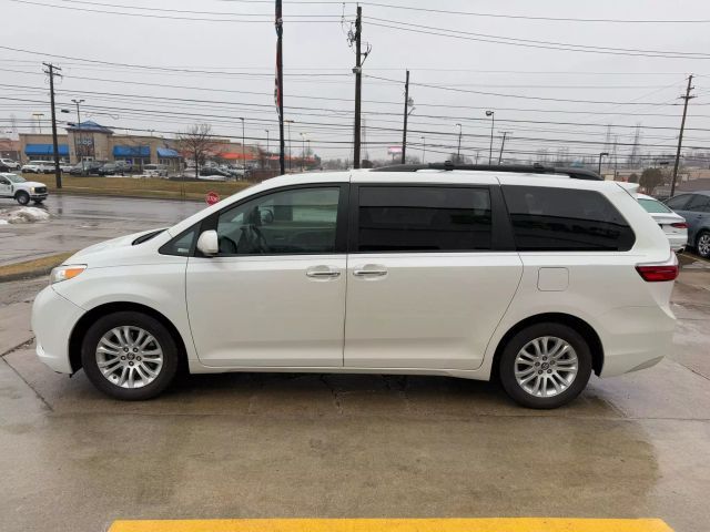 2017 Toyota Sienna XLE