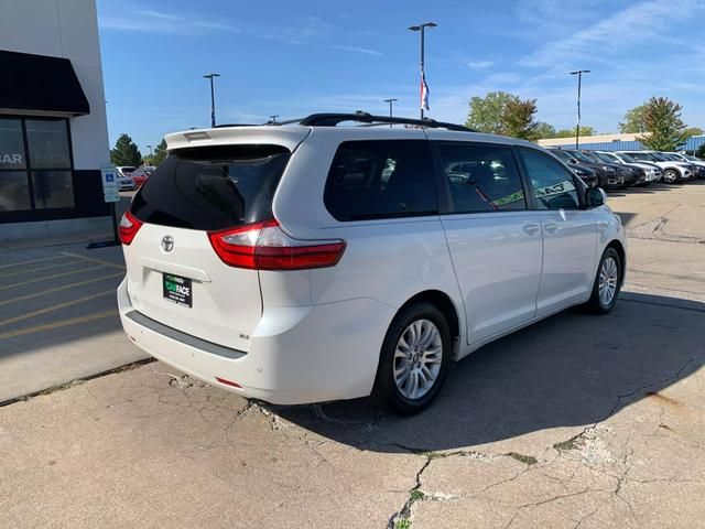 2017 Toyota Sienna XLE