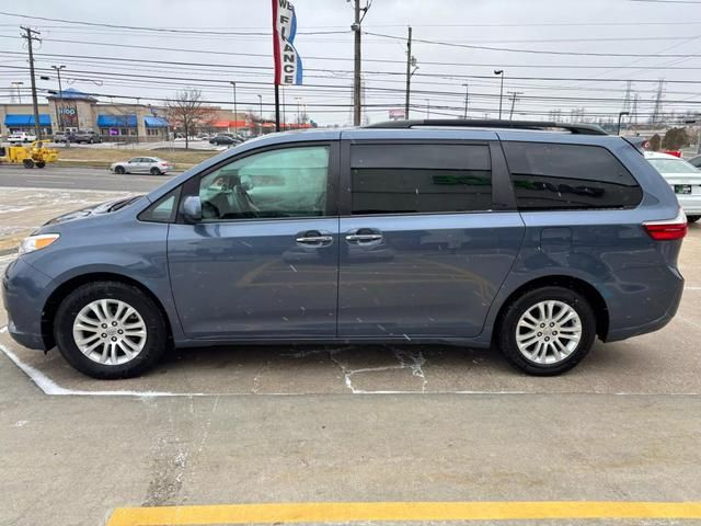 2017 Toyota Sienna XLE