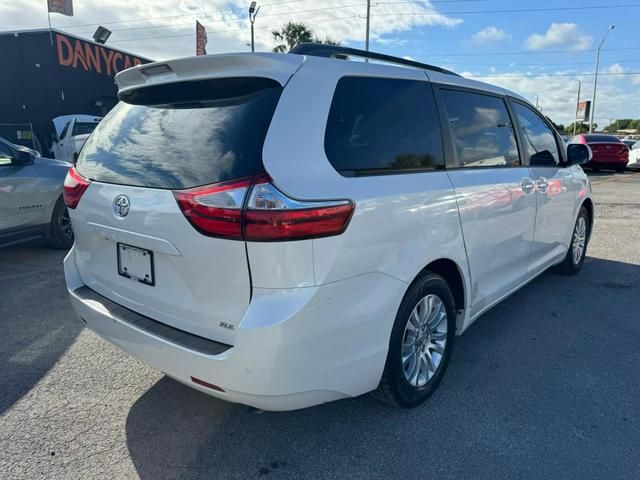 2017 Toyota Sienna XLE