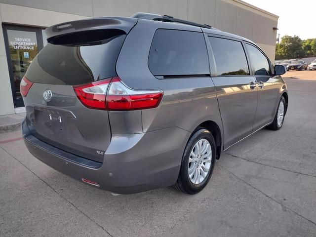 2017 Toyota Sienna XLE