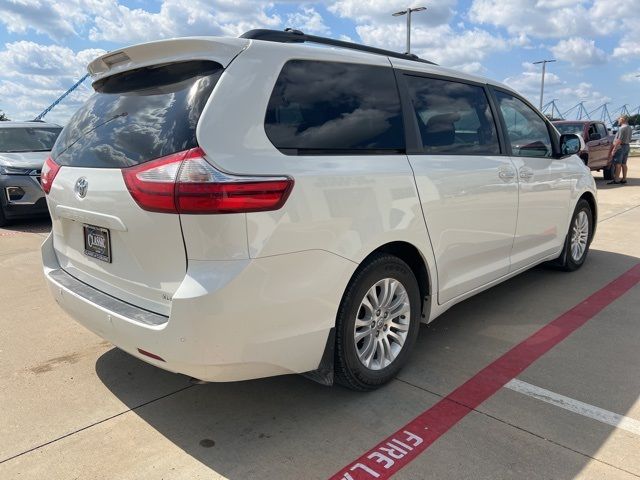 2017 Toyota Sienna XLE Auto Access Seat