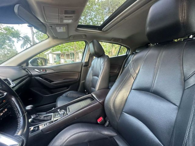 Vehicle image 14 of 18