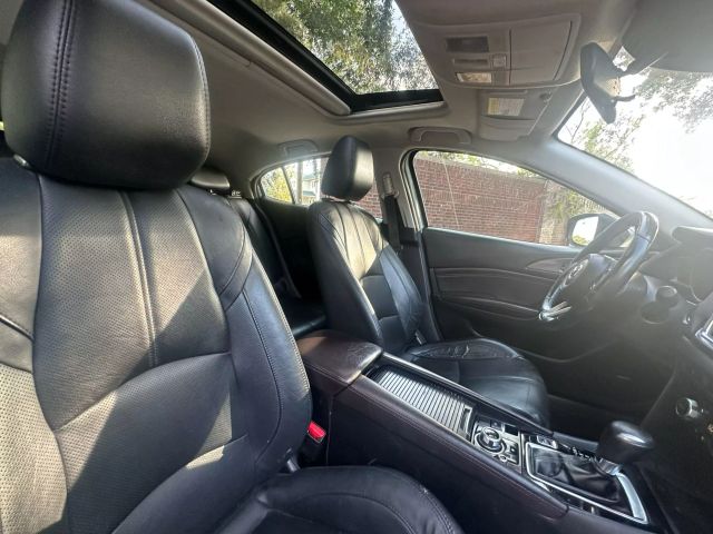 Vehicle image 13 of 18