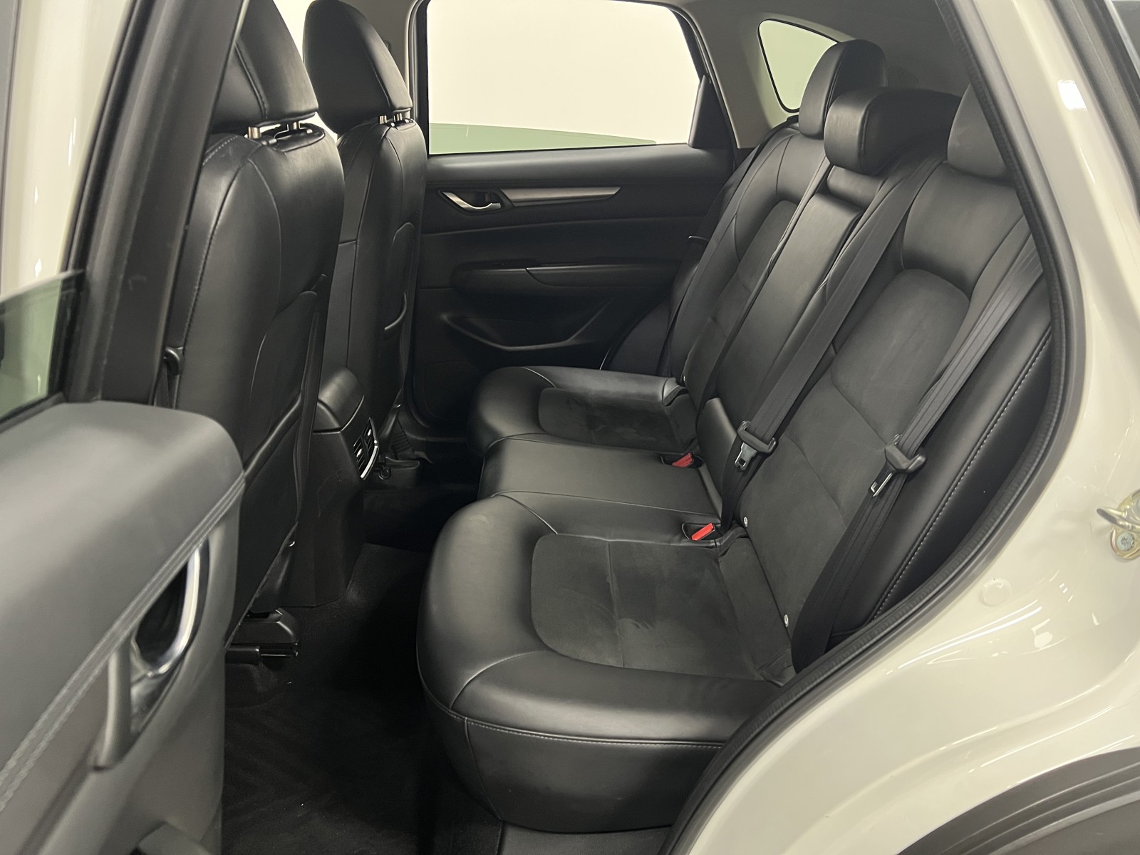 Vehicle image 21 of 34