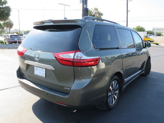 2018 Toyota Sienna XLE Auto Access Seat