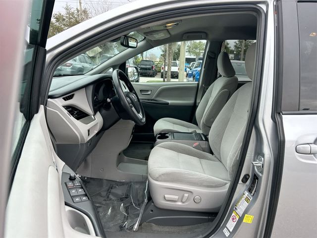 2018 Toyota Sienna LE